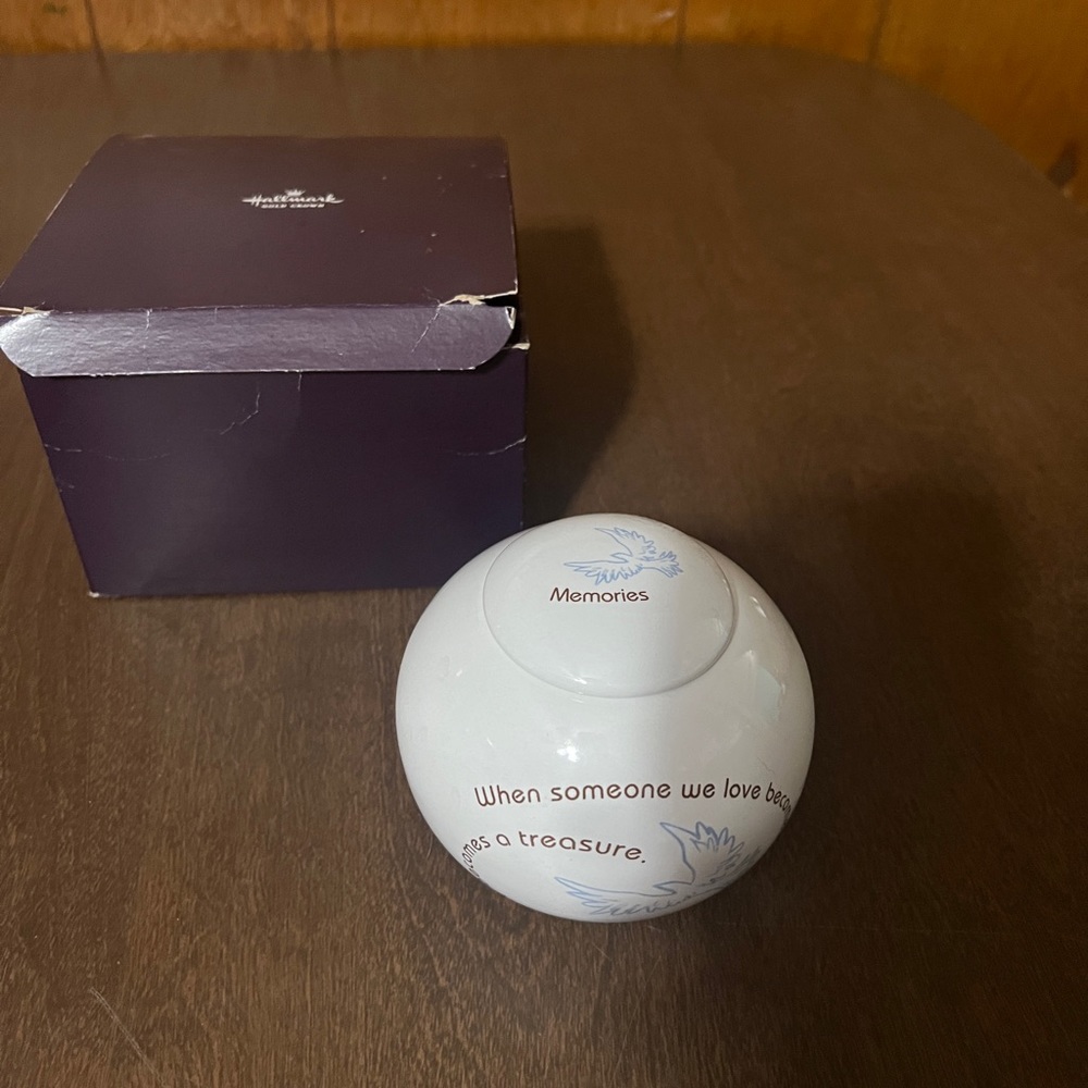 Life is a Circle by Carson Memories Dove ceramic tea candle holder With Lid
